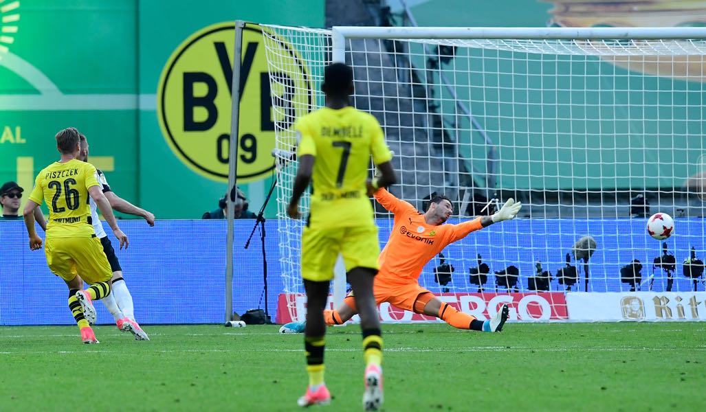 The moment that brought Frankfurt back into the match. (TOBIAS SCHWARZ/AFP/Getty Images)