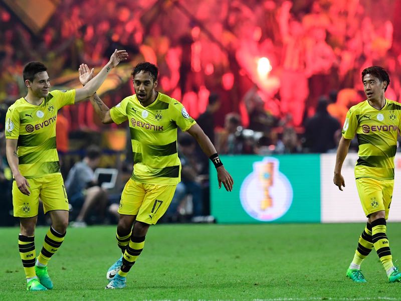 Aubameyang celebrates scoring his Panenka penalty goal. (TOBIAS SCHWARZ/AFP/Getty Images)