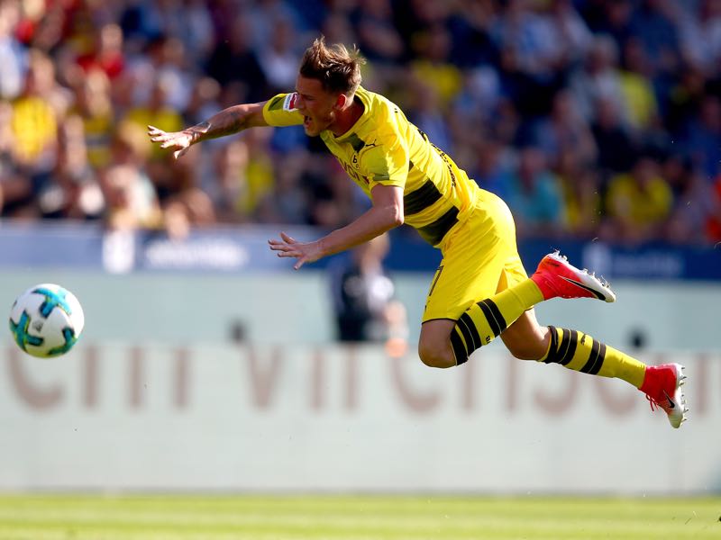 Erik Durm has been struggling with a hip problem during the pre-season. (Photo by Christof Koepsel/Bongarts/Getty Images)