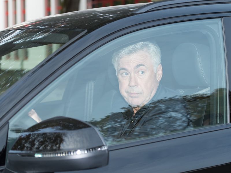 Carlo Ancelotti is leaving the Säbener Straße training ground after being sacked by the management. (Photo by Sebastian Widmann/Bongarts/Getty Images)
