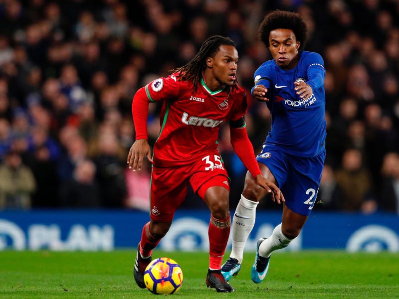Renato Sanches (l.) mistake an advertisement board for a teammate during a cup match against Chelsea. (ADRIAN DENNIS/AFP/Getty Images)
