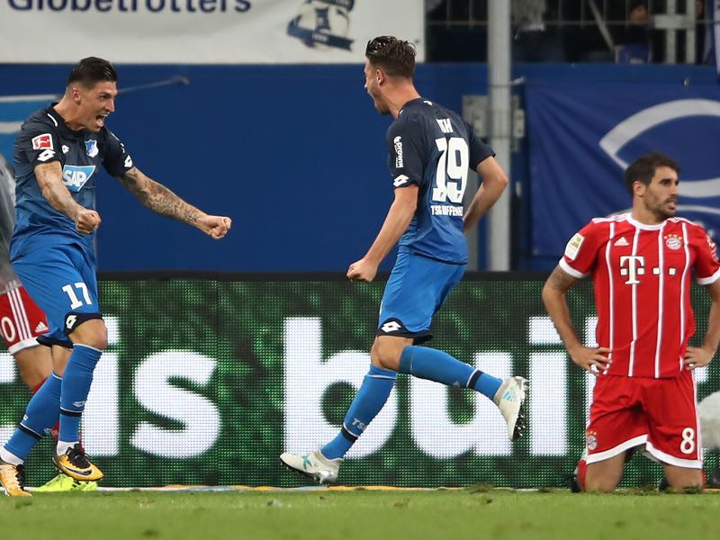 Mark Uth (c.) celebrates his goal against Bayern München earlier this season. (Photo by Alex Grimm/Bongarts/Getty Images)