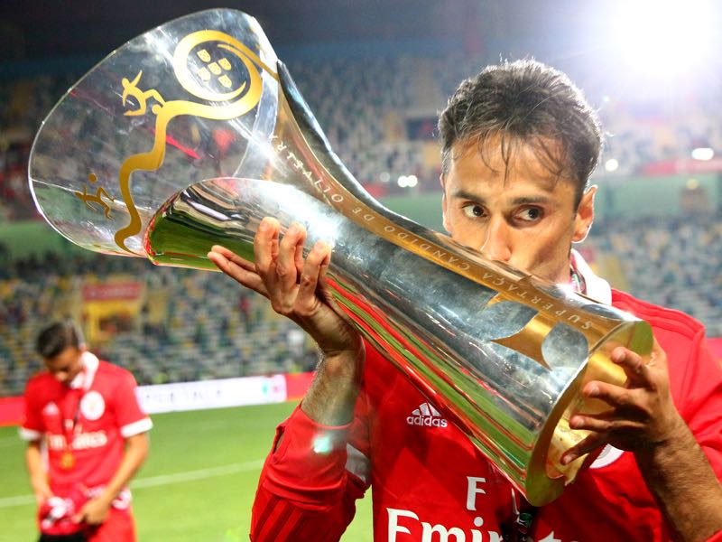 Benfica's forward Jonas from Brasil with Portuguese Super Cup trophy after the match between SL Benfica and VSC Guimaraes at Estadio Municipal de Aveiro on August 05, 2017 in Lisbon, Portugal. (Photo by Carlos Rodrigues/Getty Images)