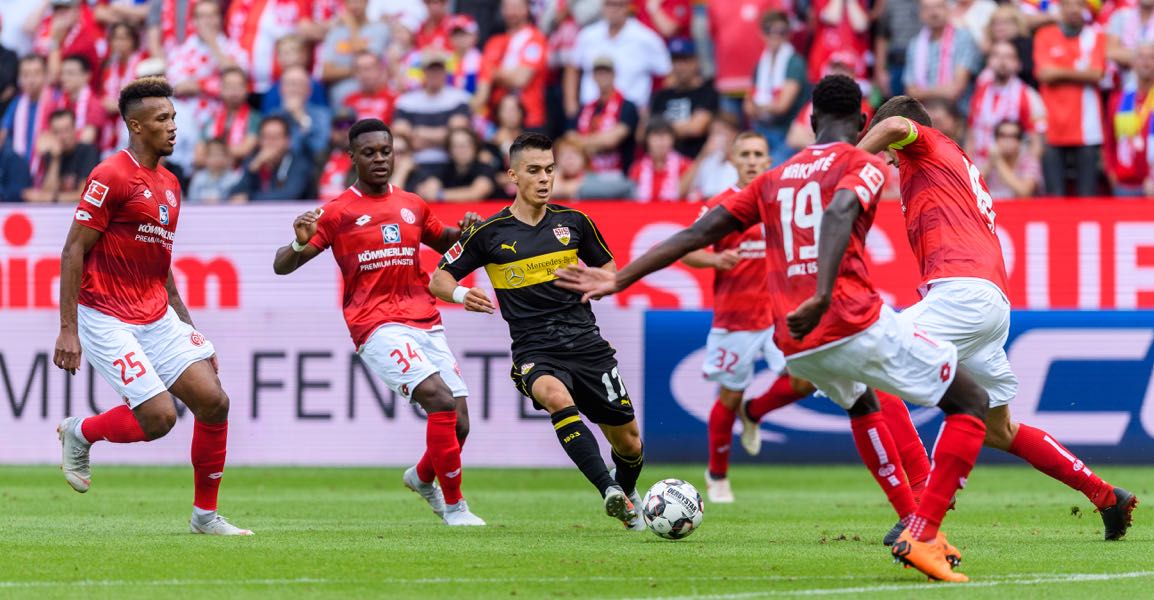 Erik Thommy of Stuttgart in action against Stefan Bell of Mainz (R) during the Bundesliga match between 1. FSV Mainz 05 and VfB Stuttgart at Opel Arena on August 26, 2018 in Mainz, Germany. (Photo by Alexander Scheuber/Bongarts/Getty Images)