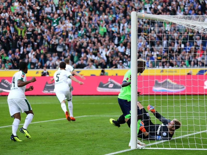 Borussia Mönchengladbach vs Schalke - Matthias Ginter of Borussia Monchengladbach scores his team's first goal during the Bundesliga match between Borussia Moenchengladbach and FC Schalke 04 at Borussia-Park on September 15, 2018 in Moenchengladbach, Germany. (Photo by Christof Koepsel/Bongarts/Getty Images)