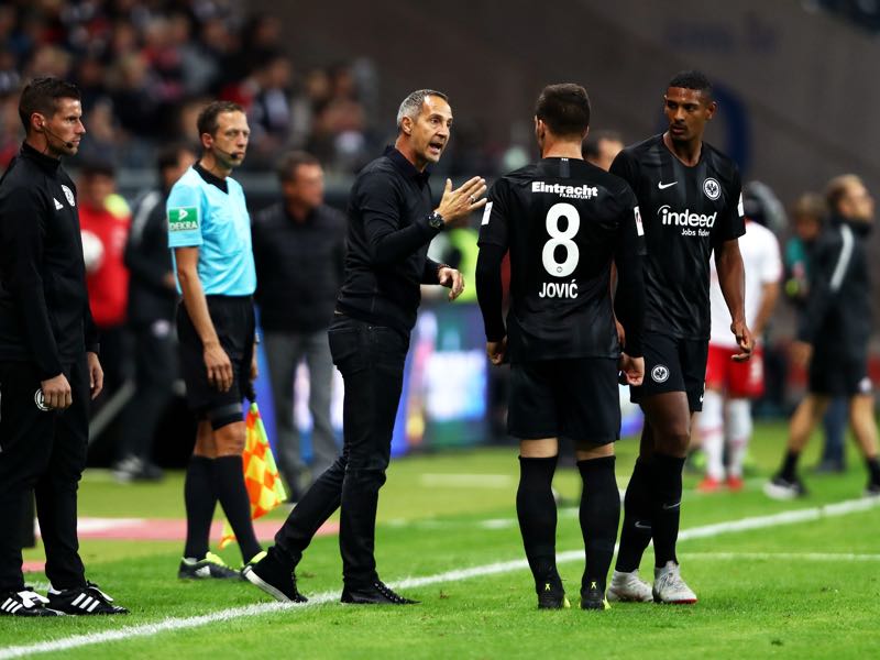 Eintracht Frankfurt v RB Leipzig - Adi Hütter, Manager of Eintracht Frankfurt speaks to Luka Jovic and Sebastien Haller during the Bundesliga match between Eintracht Frankfurt and RB Leipzig at Commerzbank-Arena on September 23, 2018 in Frankfurt am Main, Germany. (Photo by Alex Grimm/Bongarts/Getty Images)