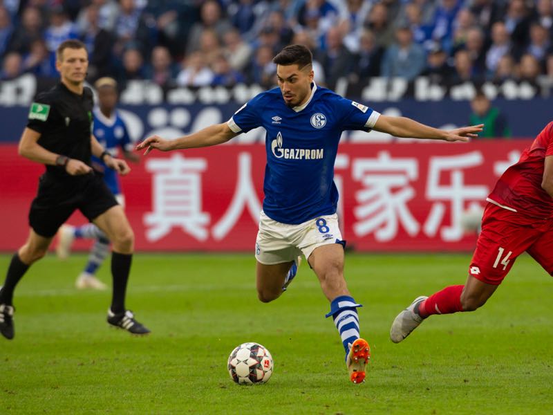 Suat Serdar of Schalke (L) and Pierre Kunde Malong of Mainz battle for the ball during the Bundesliga match between FC Schalke 04 and 1. FSV Mainz 05 at Veltins-Arena on September 29, 2018 in Gelsenkirchen, Germany. (Photo by Juergen Schwarz/Bongarts/Getty Images)