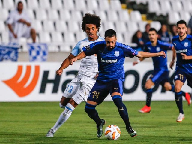pollon Limassol's Argentine forward Facundo Pereyra (R) is marked by Marseille's Brazilian midfielder Luiz Gustavo during the UEFA Europa League group H football match between Apollon Limassol and Olympique de Marseille at the GSP stadium in the Cypriot capital Nicosia on October 4, 2018. (Photo by Matthieu CLAVEL / AFP) 