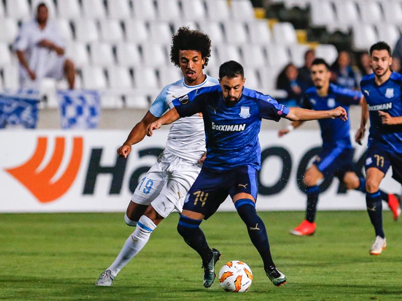 Apollon Limassol's Argentine forward Facundo Pereyra (R) is marked by Marseille's Brazilian midfielder Luiz Gustavo during the UEFA Europa League group H football match between Apollon Limassol and Olympique de Marseille at the GSP stadium in the Cypriot capital Nicosia on October 4, 2018. (Photo by Matthieu CLAVEL / AFP)