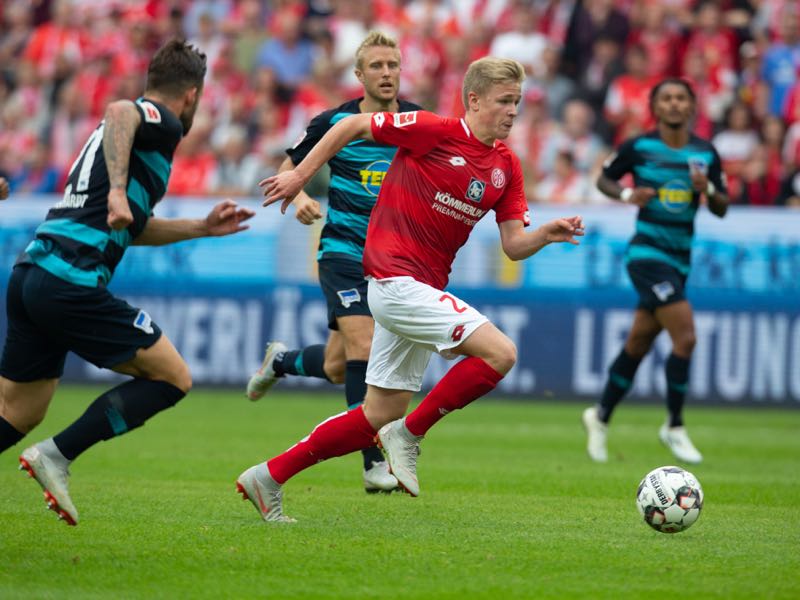 Jonathan Burkardt of Mainz drives the ball during the Bundesliga match between 1. FSV Mainz 05 and Hertha BSC at Opel Arena on October 6, 2018 in Mainz, Germany. (Photo by Juergen Schwarz/Bongarts/Getty Images)