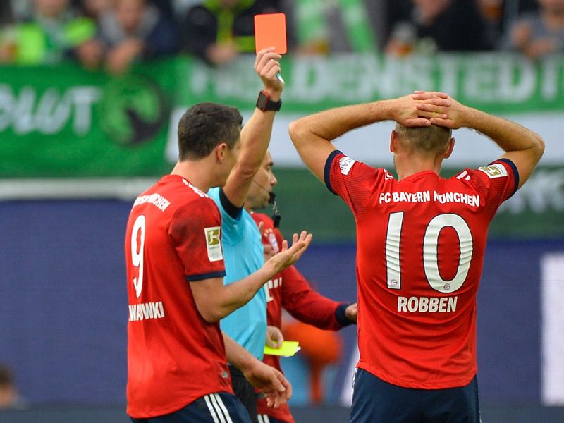 Bayern Munich's Dutch midfielder Arjen Robben (R) and Bayern Munich's Polish forward Robert Lewandowski react after Robben got the red card during the German First division Bundesliga football match between VfL Wolfsburg and Bayern Munich, on October 20, 2018 in Wolfsburg. (Photo by John MACDOUGALL / AFP)