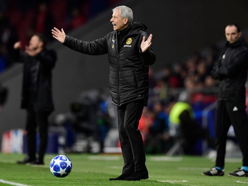 Atletico vs Dortmund - Borussia Dortmund's Swiss coach Lucien Favre gestures during the UEFA Champions League group A football match between Club Atletico de Madrid and Borussia Dortmund at the Wanda Metropolitan stadium in Madrid on November 6, 2018. (Photo by JAVIER SORIANO / AFP)