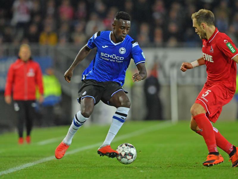 Prince Osei Owusu (L) of Bielefeld and Rafael Czichos of Koeln fight for the ball during the Second Bundesliga match between DSC Arminia Bielefeld and 1. FC Koeln at Schueco Arena on September 28, 2018 in Bielefeld, Germany. (Photo by Thomas Starke/Bongarts/Getty Images)