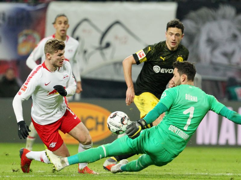 Leipzig v Dortmund - Timo Werner of Leipzig challenges Goalkeeper Roman Buerki of Dortmund during the first Bundesliga match between RB Leipzig and Borussia Dortmund at Red Bull Arena on January 19, 2019 in Leipzig, Germany. (Photo by Karina Hessland-Wissel/Bongarts/Getty Images)