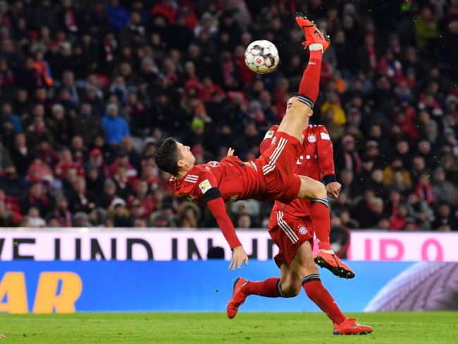 Bayern v Schalke - Robert Lewandowski of Bayern Munich attempts an overhead-kick during the Bundesliga match between FC Bayern Muenchen and FC Schalke 04 at Allianz Arena on February 9, 2019 in Munich, Germany. (Photo by Sebastian Widmann/Bongarts/Getty Images)