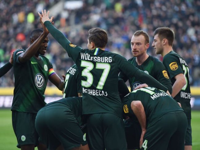 Gladbach v Wolfsburg - Wolfsburg's players celebrate during the German first division Bundesliga football match Borussia Moenchengladbach v Vfl Wolfsburg in Moenchengladbach, western Germany on February 23, 2019. (Photo by Patrik STOLLARZ / AFP)