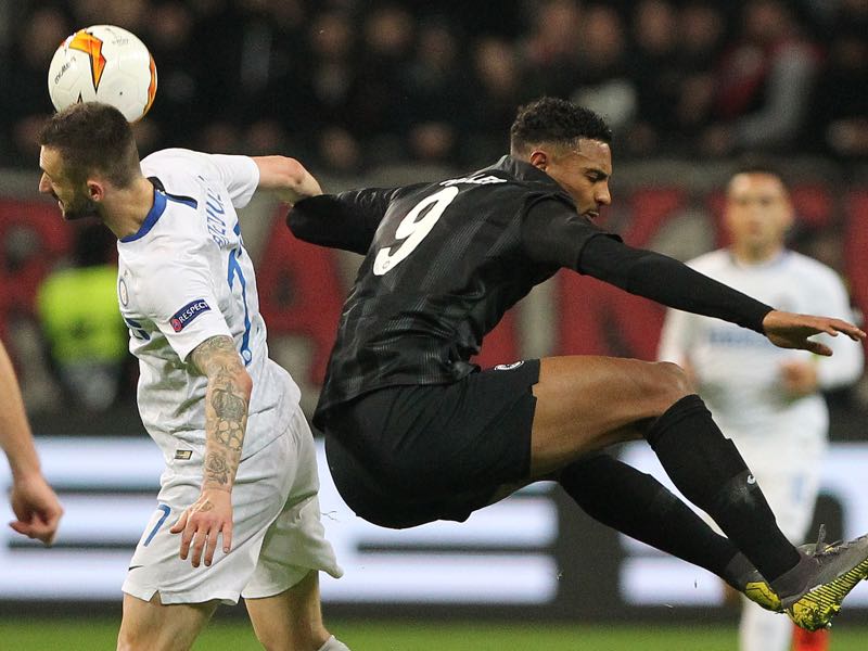 Frankfurt's French forward Sebastien Haller and Inter Milan's Croatian midfielder Marcelo Brozovic (L) vie for the ball during the UEFA Europa League round of 16 1st leg football match Frankfurt v Inter Milan in Frankfurt, western Germany on March 7, 2019. (Photo by Daniel ROLAND / AFP) 