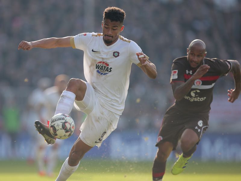  Emmanuel Iyoha of FC Erzgebirge Aue and Christopher Avevor of FC St. Pauli battle for the ball during the Second Bundesliga match between FC St. Pauli and FC Erzgebirge Aue at Millerntor Stadium on February 16, 2019 in Hamburg, Germany. (Photo by Cathrin Mueller/Bongarts/Getty Images)