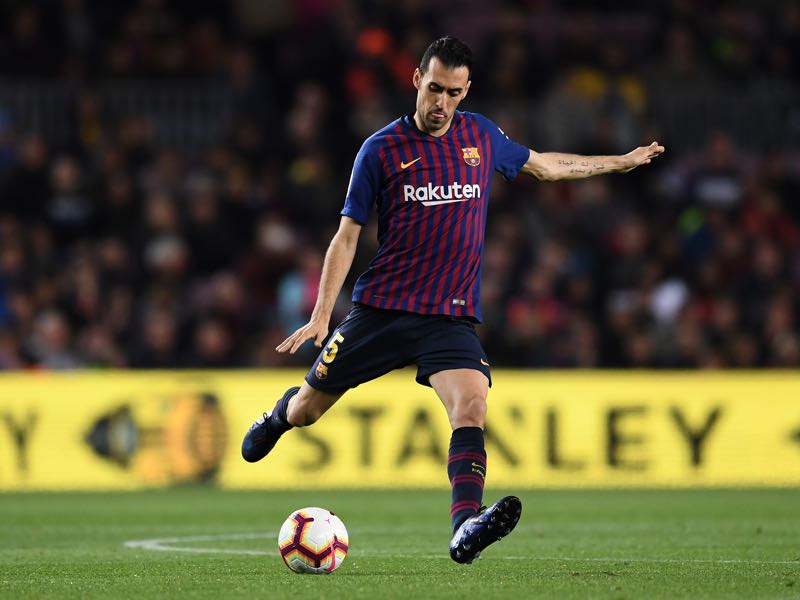 Sergio Busquets of FC Barcelona runs with the ball during the La Liga match between FC Barcelona and Rayo Vallecano de Madrid at Camp Nou on March 09, 2019 in Barcelona, Spain. (Photo by David Ramos/Getty Images)