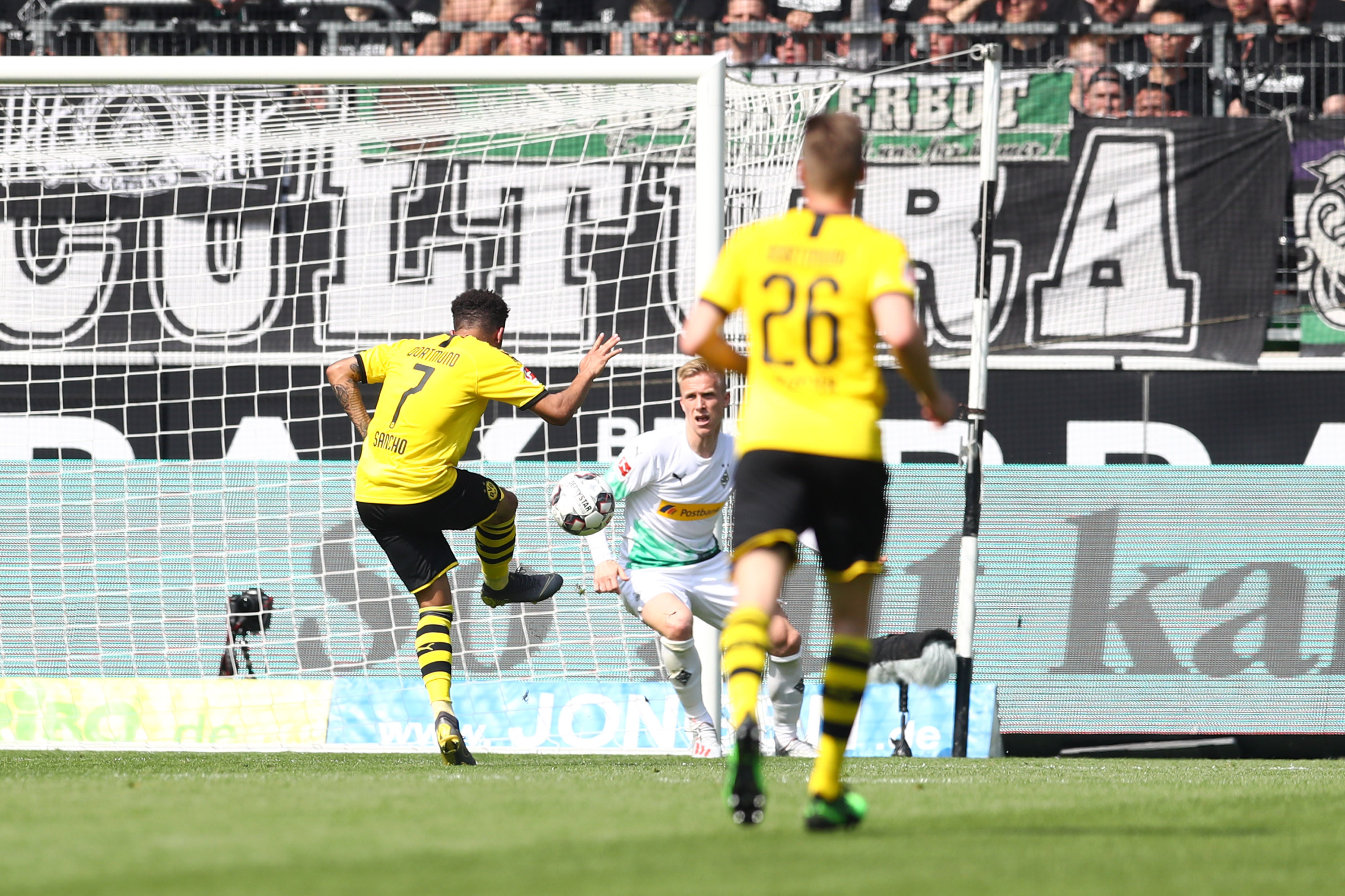 Gladbach v Borussia Dortmund -MOENCHENGLADBACH, GERMANY - MAY 18: Jadon Sancho of Borussia Dortmund scores his team's first goal during the Bundesliga match between Borussia Moenchengladbach and Borussia Dortmund at Borussia-Park on May 18, 2019 in Moenchengladbach, Germany. (Photo by Lars Baron/Bongarts/Getty Images)