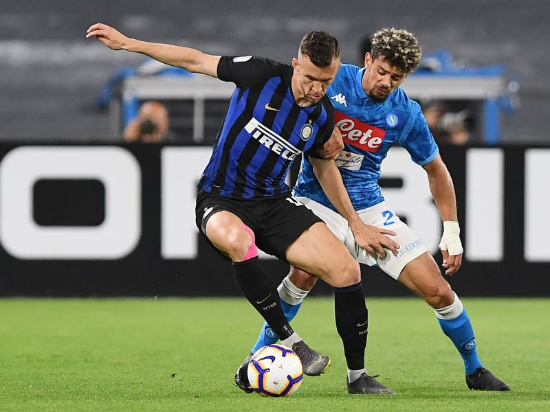 Kevin Malcuit of SSC Napoli vies with Ivan Perisic of FC Internazionale during the Serie A match between SSC Napoli and FC Internazionale at Stadio San Paolo on May 19, 2019 in Naples, Italy. (Photo by Francesco Pecoraro/Getty Images)