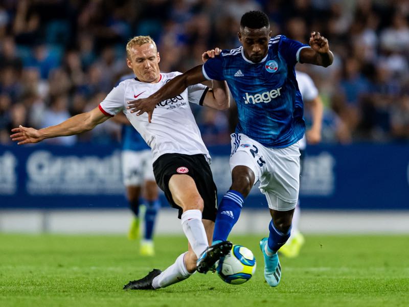 Sebastian Rode of Frankfurt in action against Lionel Carole of RC Strasbourg during the UEFA Europa League playoffs match between Racing Club de Strasbourg and Eintracht Frankfurt at Stade de la Meinau on August 22, 2019 in Strasbourg, France. (Photo by Alexander Scheuber/Getty Images)